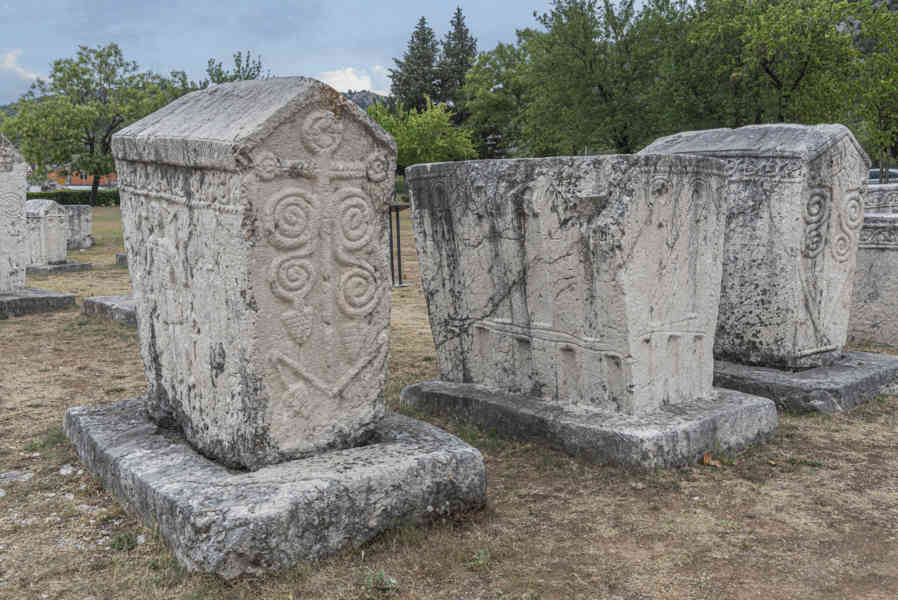 Bosnia y Herzegovina - Stolac - necrópolis de Radimlja - tumbas Stecci 13.jpg